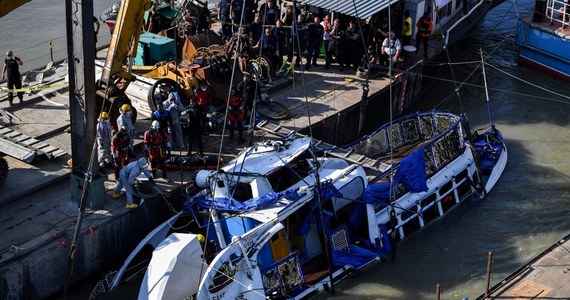 Ekipy ratownicze rozpoczęły dziś rano operację podnoszenia z Dunaju wraku statku wycieczkowego "Hableany", który pod koniec maja zatonął w Budapeszcie po zderzeniu z dużo większym statkiem-hotelem. Z wraku wydobyto już cztery ciała. Zwiększa to bilans odnalezionych po tragedii ciał do 24.
