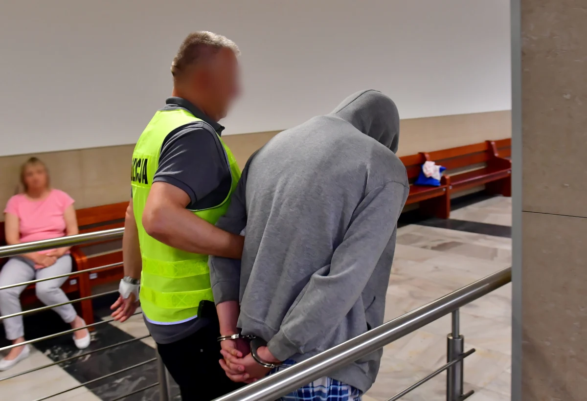 Trzy najbliższe miesiące w areszcie spędzi kierowca tira podejrzany o sprowadzenie katastrofy w ruchu lądowym na drodze A6 pod Szczecinem. W niedzielnym karambolu zginęło 6 osób, w tym troje dzieci - rodzeństwo ze Stargardu, które jechały wraz z mamą i babcią.