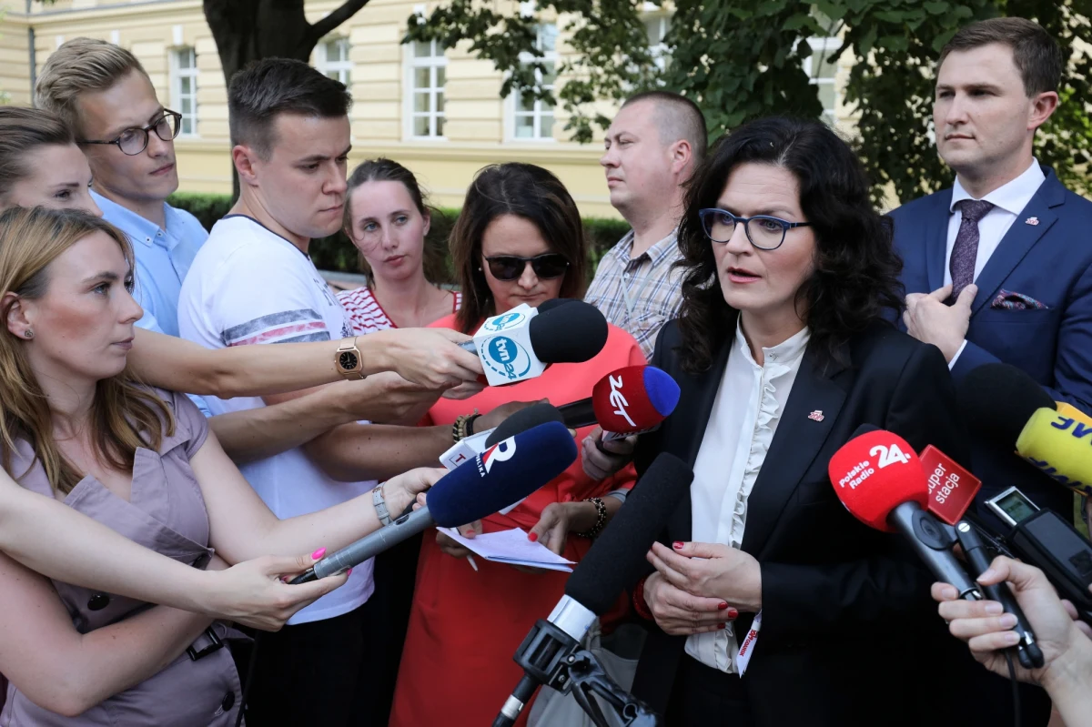 "Rozmowa premiera Mateusza Morawieckiego z prezydent Gdańska Aleksandrą Dulkiewicz odbyła się w atmosferze rzetelnej troski o miejsca pamięci historycznej. Poruszono temat Westerplatte oraz Europejskiego Centrum Solidarności" - powiedział 
rzecznik rządu Piotr Mueller.
