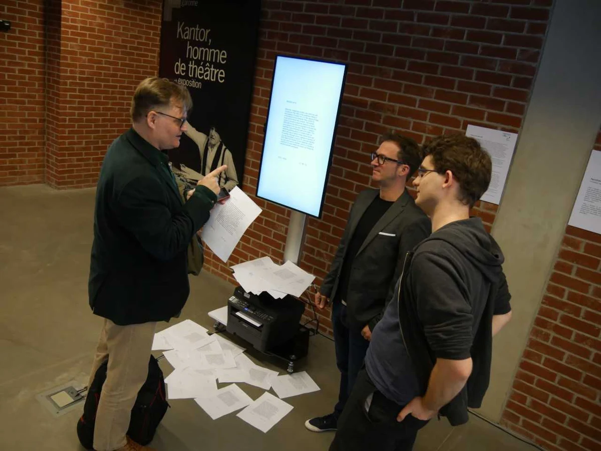 Komputery mogą obecnie generować literaturę. Nic już nie stoi na przeszkodzie, aby udawały poetów, prozaików czy eseistów. Wprawdzie trzeba je „nakarmić” cudzymi książkami, ale potem sieci neuronowe radzą sobie same. Tną teksty, szatkują i łączą na nowo, tworząc kombinacje, kompilacje słów i zdań. O dylematach, jakie się z tym wiążą – tak estetycznych jak etycznych - Bogdan Zalewski rozmawiał z dr Janem K. Argasińskim. Natomiast z innym ekspertem - Krzysztofem Ziembikiem - udał się w świat retrokomputerów, cyberkrainy tradycjonalistów-futurystów aż do teraz wiernych Atari. 