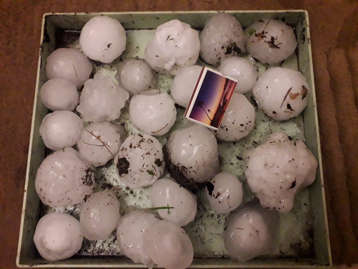 Nad Gorzowem Wielkopolskim przeszła burza z intensywnymi opadami deszczu i gradu. Nawałnica trwała kilkadziesiąt minut, ale to wystarczyło, by wody opadowe znacząco utrudniły ruch drogowy i wdarły się do niektórych budynków.