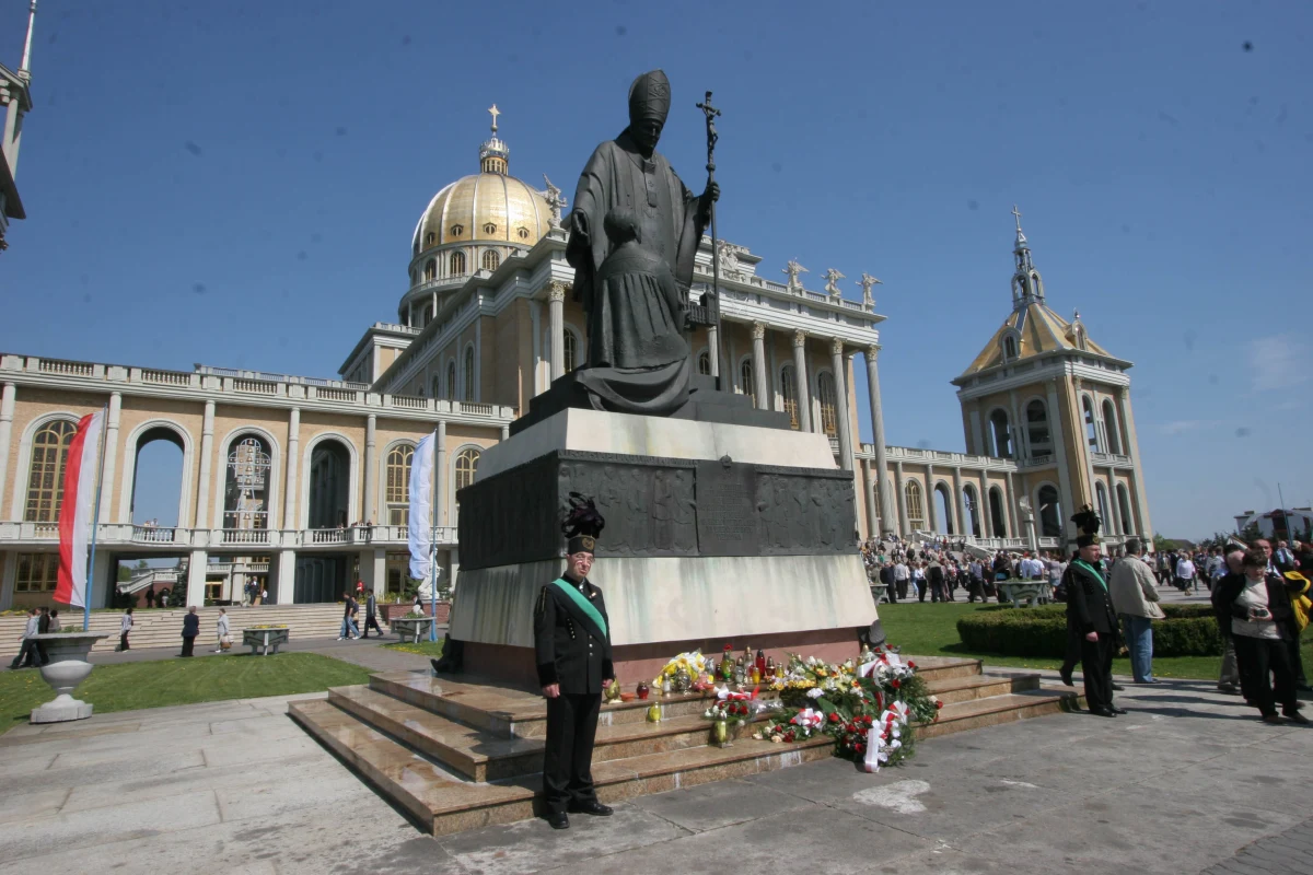 Sprzed bazyliki w Licheniu Starym usunięty został pomnik Jana Pawła II, na którym znajdowała się też postać byłego kustosza sanktuarium Matki Bożej Licheńskiej. Historia dotycząca kapłana została przedstawiona w filmie dokumentalnym "Tylko nie mów nikomu".
