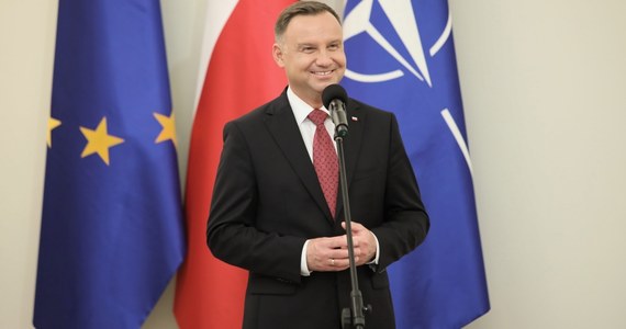 Andrzej Duda w pierwszej turze wyborów prezydenckich wygrałby z każdym z potencjalnych z kandydatów opozycji: Donaldem Tuskiem, Rafałem Trzaskowskim i Władysławem Kosiniakiem-Kamyszem – wynika z sondażu IBRIS dla Dziennika Gazety Prawnej, dziennik.pl, RMF FM i RMF24.PL.