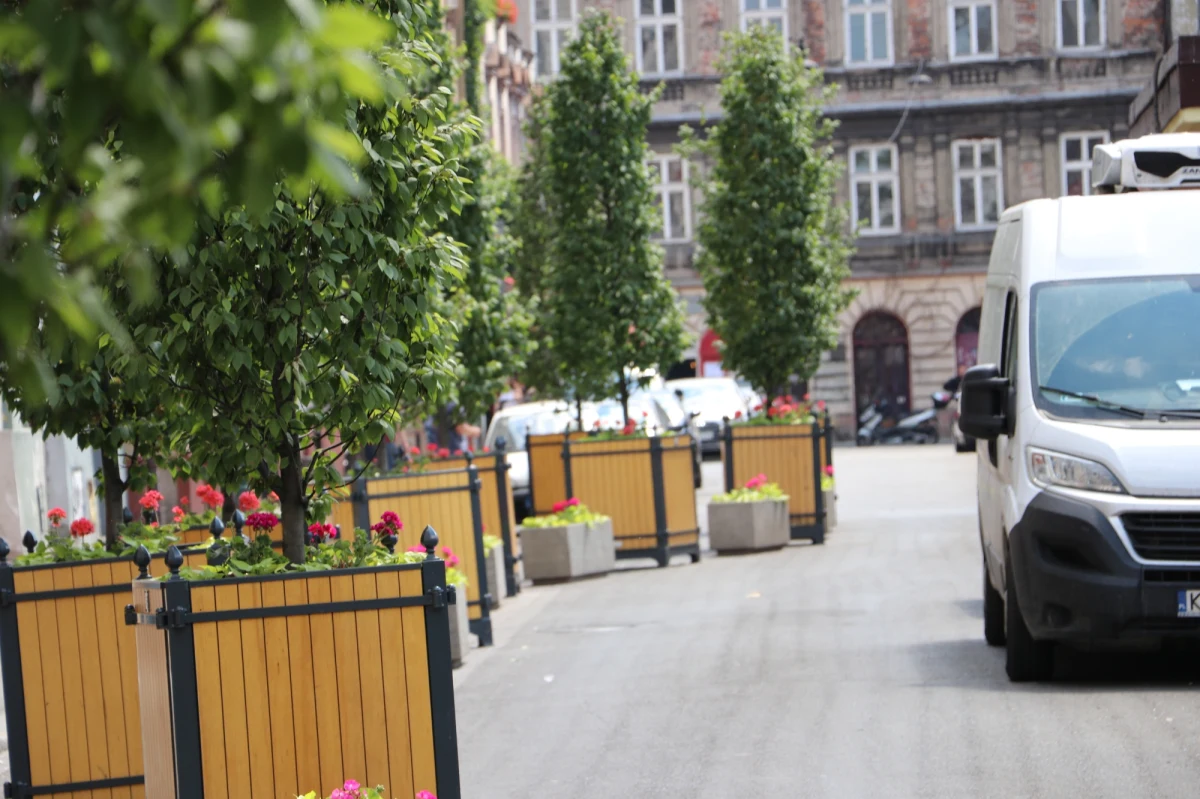 Kara pół miliona złotych może grozić krakowskiemu urzędowi miasta za... postawienie doniczek na Kazimierzu. Będziemy się odwoływać - mówią urzędnicy. Chodzi o donice z zielenią ustawione na placu Nowym. Ich usunięcie nakazuje wojewódzki konserwator zabytków. 