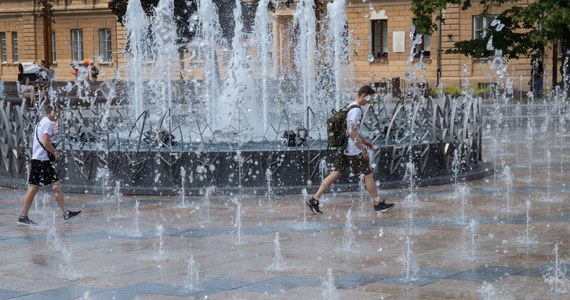 We wszystkich województwach obowiązuje w środę drugi stopień zagrożenia w związku z panującymi w Polsce upałami - alarmuje Instytut Meteorologii i Gospodarki Wodnej. Alertem pierwszego stopnia objęte są południowe powiaty w Sudetach, a zagrożeń nie przewiduje się w rejonie Karpat.