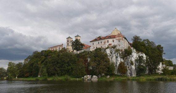 Krakowska policja wznowi poszukiwania 38-latka, który wczoraj po południu wypożyczył rowerek wodny i wypłynął nim na Wisłę przy Klasztorze Benedyktynów w Tyńcu. Niestety, mężczyzna nie wrócił na brzeg. W dryfującym rowerku odnaleziono rzeczy osobiste 38-latka.