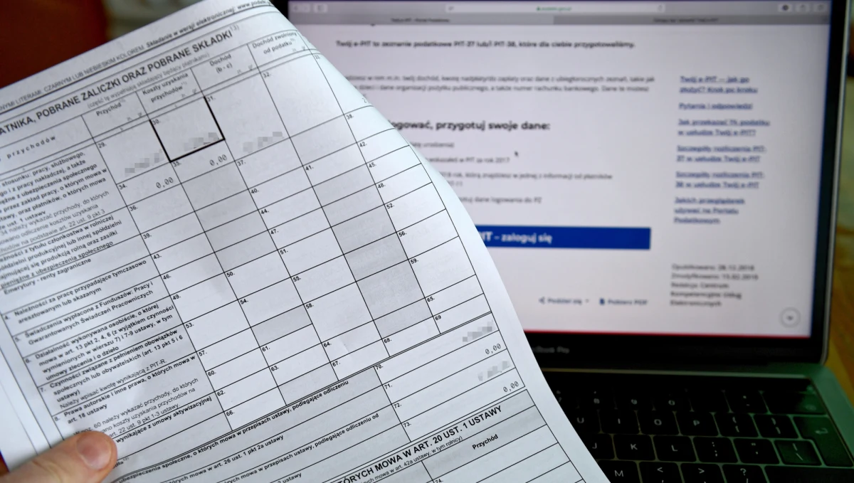 Kilka miesięcy poczekamy na zapowiadaną przez Prawo i Sprawiedliwość wielką obniżkę podatku PIT dla wszystkich z 18 na 17 procent - wynika z informacji dziennikarza RMF FM Krzysztofa Berendy.