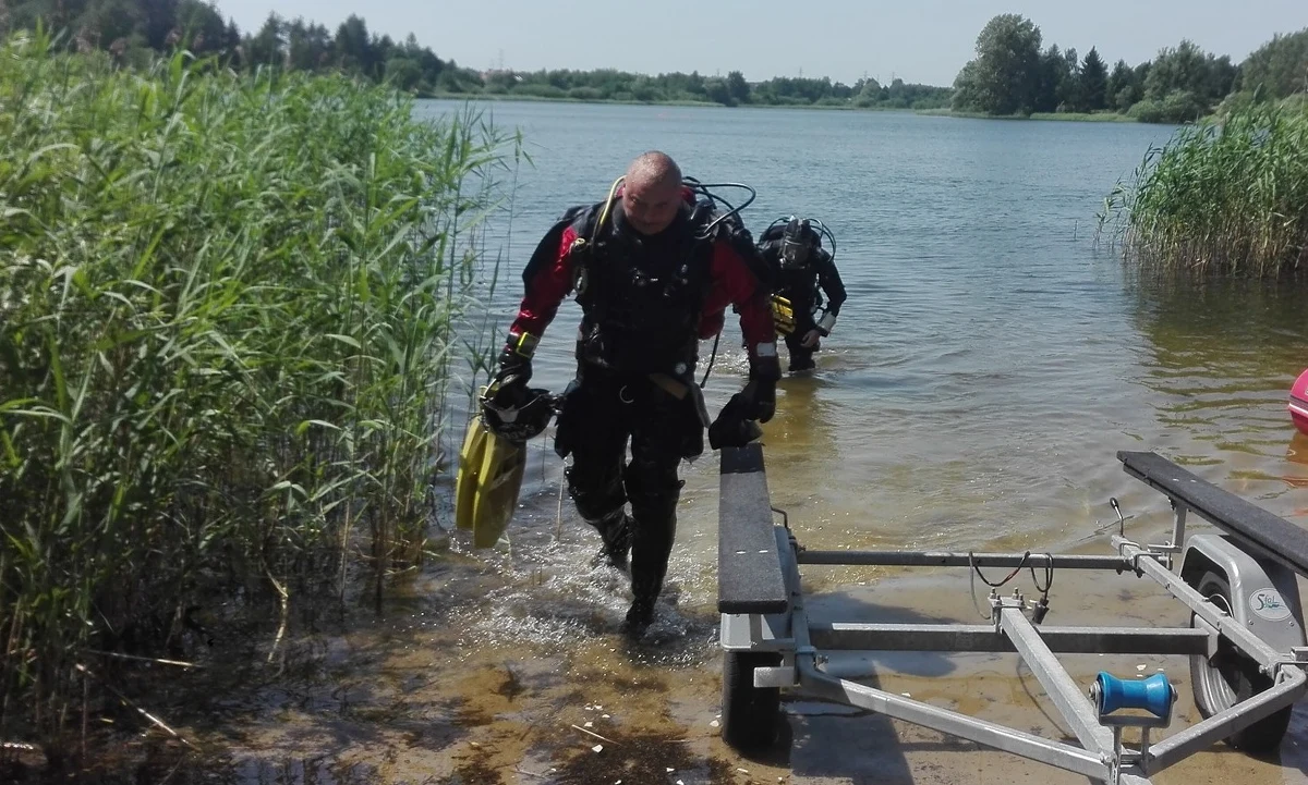 Nurkowie z Fundacji "Na Tropie" od kilku dni szukają w Jeziorze Dywickim koło Olsztyna ciała zaginionej w 1996 roku Joanny Gibner. Na razie bezowocnie. 23-letnia dziewczyna została zamordowana. Dwóch mężczyzn, którzy mogą znać miejsce ukrycia zwłok, nie chce współpracować z poszukiwaczami.