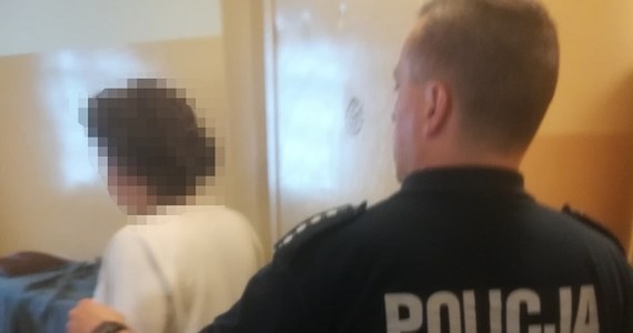 31-latkę, która włamała się do salonu fryzjerskiego w Lęborku, policjanci zastali śpiącą na kanapie w zakładzie. Wcześniej splądrowała salon, umyła sobie włosy i zaparzyła kawę. Zatrzymana kobieta miała w wydychanym powietrzu prawie trzy promile alkoholu.
