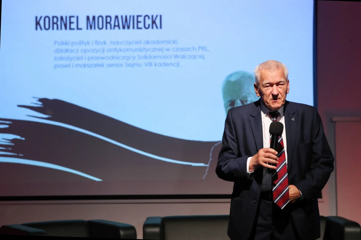 Partia Kornela Morawieckiego zleciła warszawskiemu przedsiębiorcy remont swojej siedziby, a następnie nie zapłaciła mu ani grosza – donosił Onet w kwietniu. Teraz prokuratura informuje o wszczęciu postępowania w tej sprawie. 