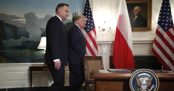 Andrzej Duda i Donald Trump podpisali wspólną deklarację o współpracy obronnej w zakresie obecności sił zbrojnych Stanów Zjednoczonych na terytorium Polski. Podpisanie dokumentu miało miejsce w czasie rozpoczętej dzisiaj wizyty polskiego prezydenta w Waszyngtonie. Zgodnie z deklaracją, Stany Zjednoczone planują zwiększyć swoją aktualną obecność wojskową w Polsce o mniej więcej 1000 dodatkowych żołnierzy "w najbliższej przyszłości".