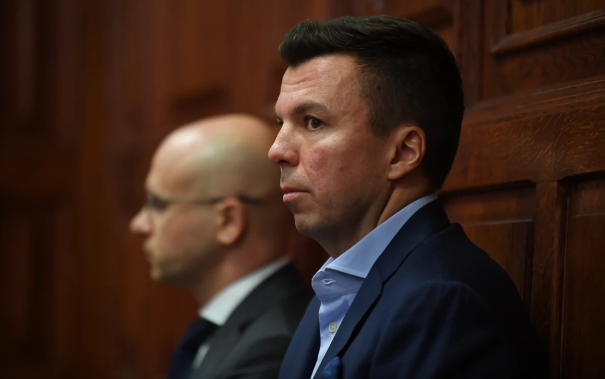 Jedna z firm Marka Falenty przez lata współpracowała z Huawei. Złożyło się tak, że ma nawet podobnie brzmiącą nazwę. Hawe miała z wyklętym przez Amerykanów chińskim koncernem wspólne interesy, sprzęt, rozwiązania i plany. Jest również właścicielem magistrali światłowodowej ważnej dla łączności między Chinami i Europą. Ta magistrala przebiega przez Polskę razem z rurociągiem "Przyjaźń". Tak się złożyło, że dwa miesiące temu ten rurociąg przerwał działanie, na skutek tajemniczego skażenia ropy w rejonie rosyjskiej Samary.