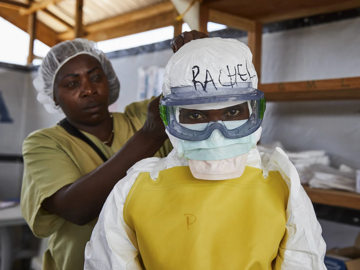 Pięcioletni chłopiec, u którego lekarze w Ugandzie wykryli wirusa eboli, zmarł w nocy z wtorku na środę - poinformowała Światowa Organizacja Zdrowia (WHO). Zakażonych gorączką krwotoczną jest też dwóch członków jego rodziny.
