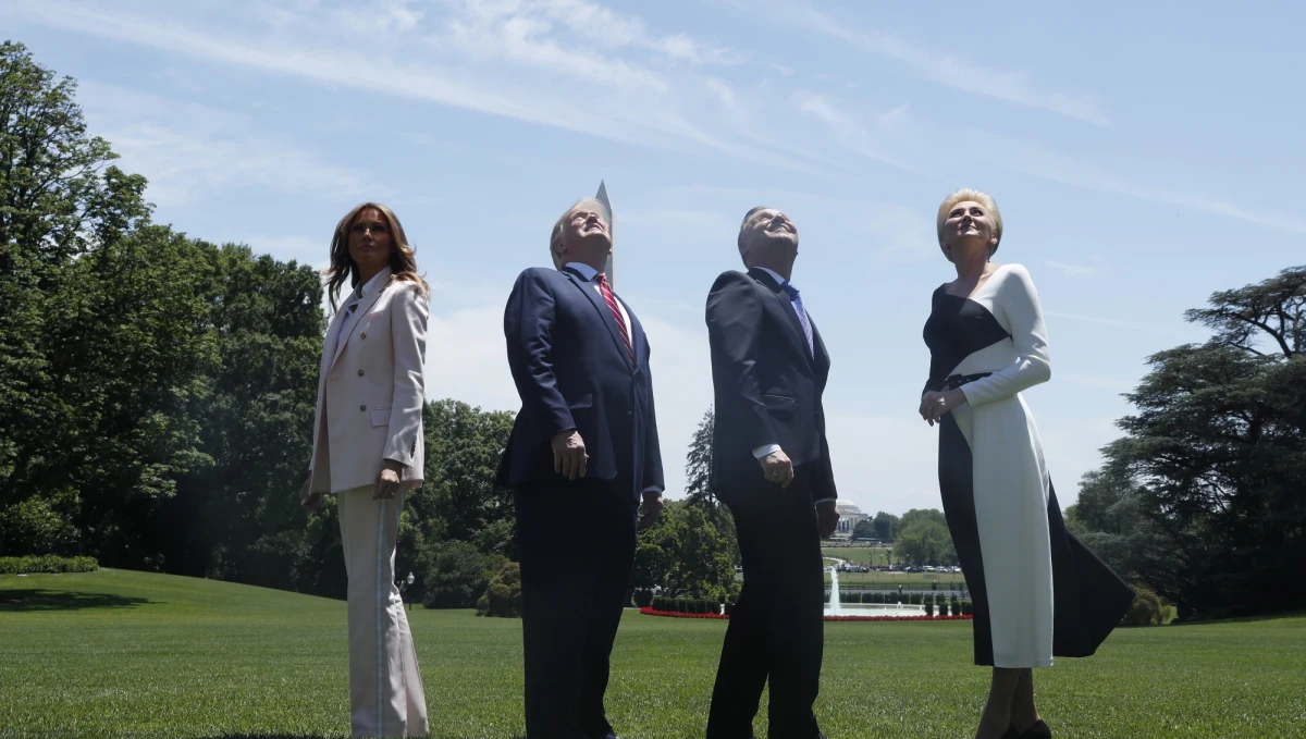 "Mamy nadzieję", że Polska "bardzo szybko" dołączy do programu bezwizowego - oświadczył prezydent USA Donald Trump w trakcie wspólnej z prezydentem RP Andrzejem Dudą konferencji prasowej w Białym Domu. Jak zadeklarował: "Być może nastąpi to w ciągu najbliższych 90 dni".