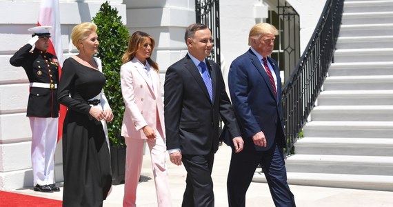 "Mamy nadzieję, że pan prezydent odwiedzi nas w Polsce we wrześniu i będziemy mogli razem uczcić pamięć wszystkich tych, którzy zginęli w czasie II wojny światowej" - mówił Andrzej Duda o Donaldzie Trumpie w czasie wspólnej konferencji prasowej przywódców przed Białym Domem w Waszyngtonie. Trump ze swej strony przyznał, że "rozważa" ponowną wizytę nad Wisłą. "Być może we wrześniu ta wizyta nastąpi" - stwierdził amerykański prezydent.