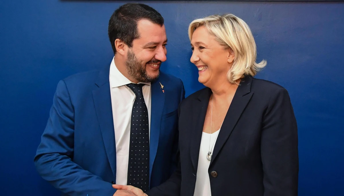 Matteo Salvini i Marine Le Pen utworzyli nową frakcję w Parlamencie Europejskim, ale bez PiS i bez Fideszu Viktora Orbana, a także bez 29 eurodeputowanych Partii Brexitu Nigela Farage’a. Nowa frakcja nie będzie się już nazywać Europą Wolności i Demokracji. Zmieniono nazwę na Tożsamość i Demokracja.
