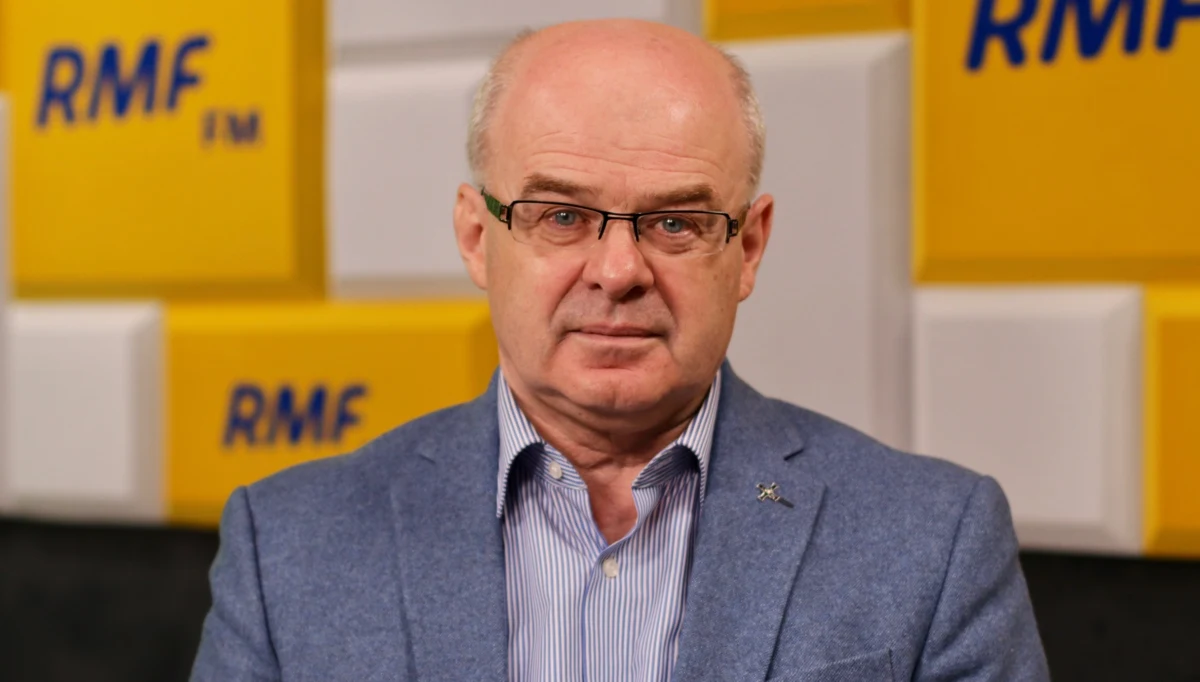 „To, co zapadło wczoraj, jest poprawą warunków do wprowadzenia wojsk amerykańskich na teren Polski” – mówił w Porannej rozmowie w RMF FM były wiceminister obrony narodowej gen. Waldemar Skrzypczak. „Oni mają stworzyć warunki do tego, żeby te wojska, które tu przyjdą zza Atlantyku, mogły się szybko rozlokować, zająć pozycje bojowe, funkcjonować, szkolić się” – dodał. „Przesunięcie 1000 żołnierzy do Polski ma służyć rozbudowie zdolności wojsk amerykańskich na terenie naszego kraju, do dyslokacji większej siły wojsk amerykańskich” – podkreślił gość Roberta Mazurka.