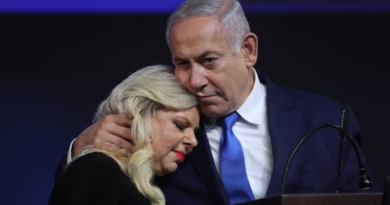 Żona premiera Izraela Sara Netanjahu, oskarżona o sprzeniewierzenie funduszy publicznych o równowartości 100 tys. dolarów i nadużycie zaufania, poszła na ugodę z prokuraturą, o czym poinformował ten organ. Zapłaci nieco ponad 15 tys. dolarów.