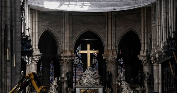 Pierwsze od czasu pożaru niewielkie nabożeństwo zostanie odprawione w ten weekend w paryskiej katedrze Notre Dame – poinformował jej rektor Patrick Chauvet. Uczestniczyć ma w nim – z kaskami na głowach - około tuzina duchowych, w tym arcybiskup Paryża.