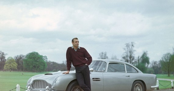Słynny szary Aston Martin DB5 z 1965 roku, auto Jamesa Bonda, został właśnie wystawiony na aukcję. Licytacja odbędzie się w sierpniu w Kalifornii. 
