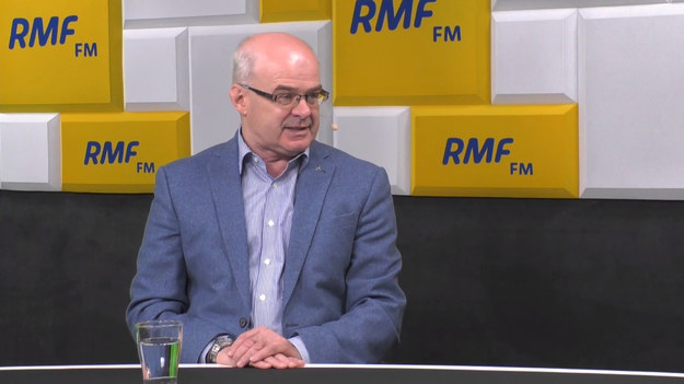 „To co zapadło wczoraj jest poprawą warunków do wprowadzenia wojsk amerykańskich na teren Polski” – mówił w Porannej rozmowie w RMF FM były wiceminister obrony narodowej gen. Waldemar Skrzypczak. „Oni mają stworzyć warunki do tego, żeby te wojska, które tu przyjdą zza Atlantyku to mogły się szybko rozlokować, zająć pozycje bojowe, funkcjonować, szkolić się” – dodał. „Przesunięcie 1000 żołnierzy do Polski ma służyć rozbudowie zdolności wojsk amerykańskich na terenie naszego kraju, do dyslokacji większej siły wojsk amerykańskich” – podkreśli gość Roberta Mazurka.

Skrzypczak zapytany o koszty tego przedsięwzięcia stwierdził, że "bezpieczeństwo nie ma ceny". "I wydaje mi się, że te pieniędzy, które będziemy płacili, nie są kwotą, która zwala z nóg" - ocenił.

Były Dowódca Wojsk Lądowych powiedział także, że programy modernizacji armii są jego zdaniem imponujące. "Środki, jakie zamierzamy wydać w najbliższych wydać rzeczywiście powalają, bo do tej pory nie było takiego tempa modernizacji"

Zapytany o największą słabość polskiej armii, Skrzypczak wskazał wojska lądowe i marynarkę wojenną. "Mamy ambicje morskie, uważamy się za państwo morskie, a w zasadzie nie robimy nic, żeby pokazać światu, że jesteśmy państwem morskim z ambicjami" - powiedział. Dodał, że jest w Polsce potencjał do budowy okrętów wojennych, choć zdecydowano się na wątpliwe inwestycje. "’Gawron’ i ‘Ślązak’ są przykładami nieudolnego kierowania projektami w polskim przemyśle stoczniowym" - mówił Waldemar Skrzypczak.