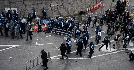 Komentatorzy potępiają użycie przez policję Hongkongu "nadmiernej siły" wobec uczestników środowego protestu. Były sekretarz służby cywilnej Hongkongu Joseph Wong ocenił, że funkcjonariusze strzelali do demonstrantów "jak do zwierzyny łownej".