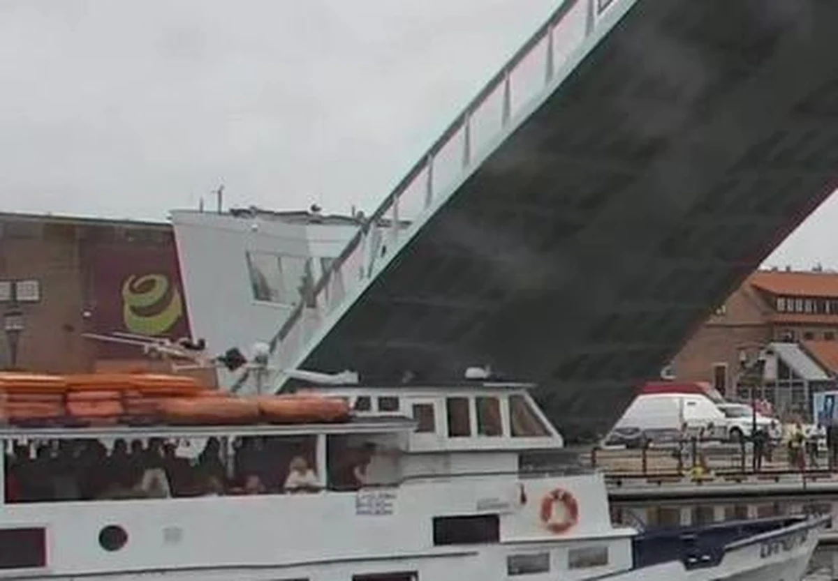 Ruszył proces kapitana oskarżonego w sprawie niebezpiecznego incydentu, do którego w lipcu 2017 roku doszło na Motławie w Gdańsku. Wypełniony turystami pasażerski statek "Danuta", należący do Żeglugi Gdańskiej, wpłynął pod zwodzoną kładkę dla pieszych w momencie, gdy kładka była już opuszczana. Według świadków, cudem udało uniknąć się tragedii. Całe zdarzenie zarejestrował monitoring.