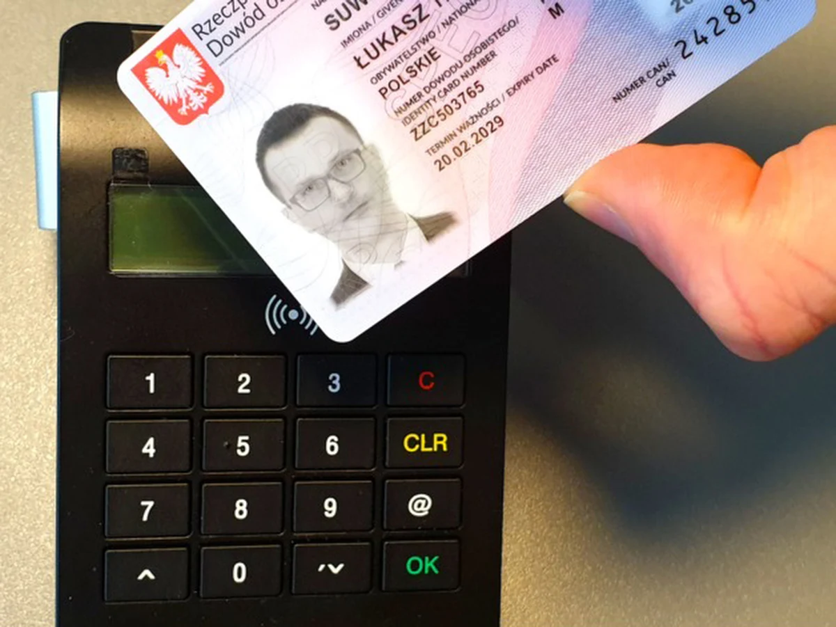 Ministerstwo Spraw Wewnętrznych i Administracji przygotowuje zmiany w przepisach o dowodach osobistych. To efekt ujawnionych przez RMF FM informacji, że wszystkie dowody z mikroprocesorem wydawane od początku marca są niezgodne z ustawą. W warstwie elektronicznej brakuje bowiem danych o imionach rodziców i nazwisku rodowym. 
