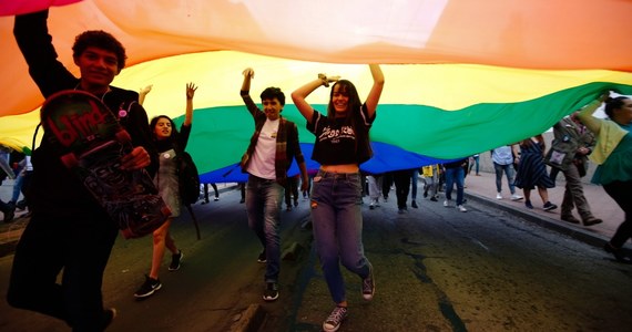 Ekwador jako piąty kraj Ameryki Południowej zalegalizował małżeństwo jednopłciowe. Trybunał konstytucyjny orzekł stosunkiem głosów 5:4 na korzyść dwóch par homoseksualnych, które domagały się takiej zmiany prawa. 
