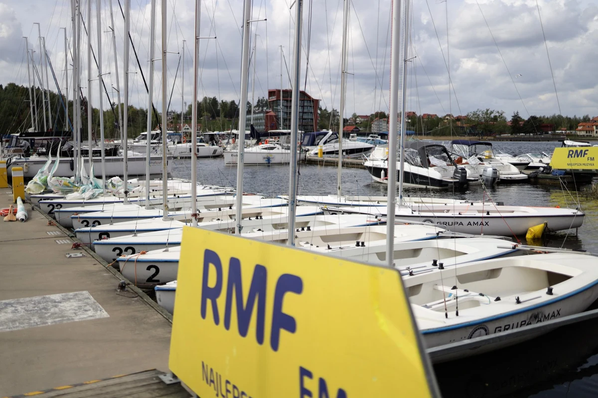 Temperatura wody w jeziorze Niegocin wynosi 24 stopnie C. W mniejszych jeziorach położonych w południowej części Szlaku Wielkich Jezior woda jest jeszcze cieplejsza, o stopień chłodniejsze są Mamry. "Dawno nie było tak ciepłej wody w czerwcu" - przyznają ratownicy MOPR.