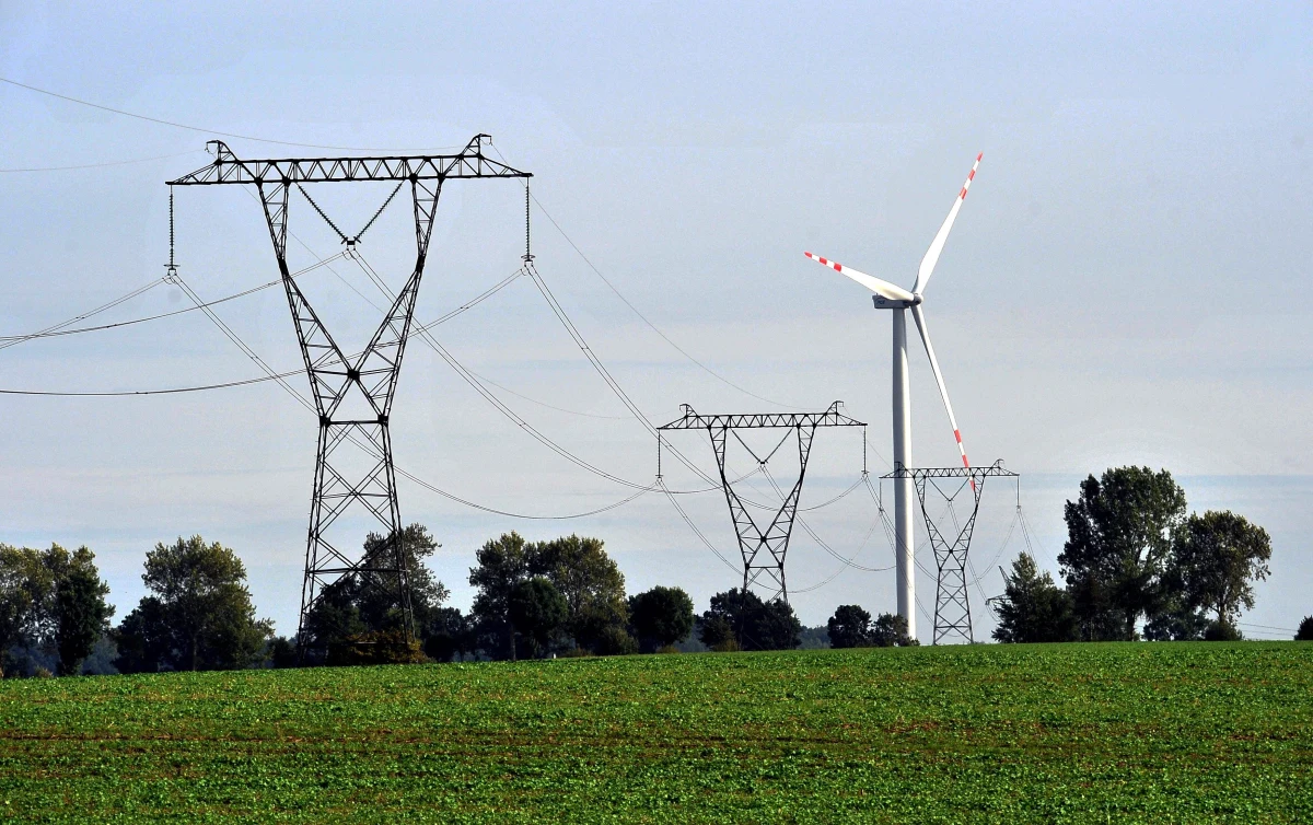 Polska bije letnie rekordy zużycia prądu. Polskie Sieci Elektroenergetyczne poinformowały, że w środę o godzinie 13:15 krajowe zapotrzebowanie na moc elektryczną wyniosło 24 tysiące megawatów.
