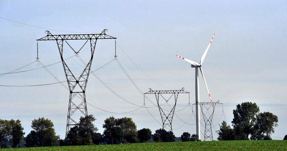 Polska bije letnie rekordy zużycia prądu. Polskie Sieci Elektroenergetyczne poinformowały, że w środę o godzinie 13:15 krajowe zapotrzebowanie na moc elektryczną wyniosło 24 tysiące megawatów.
