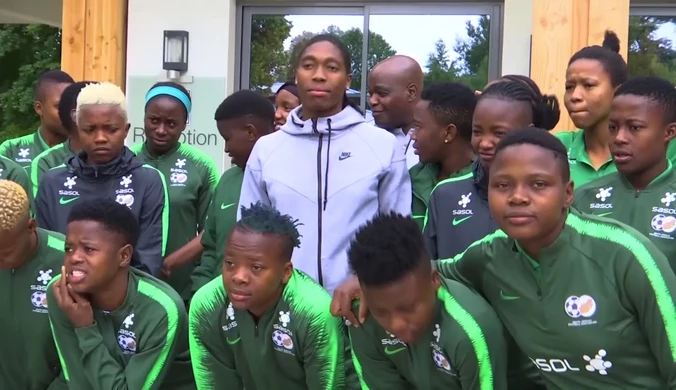 Caster Semenya wspiera kobiecą kadrę piłkarek RPA. Wideo