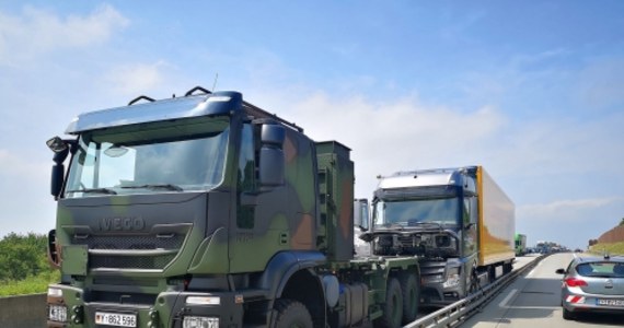 Dwaj żołnierze Bundeswehry zapobiegli katastrofie na autostradzie A4 na wysokości miejscowości Ronneburg. Zatrzymali pozbawioną kontroli ciężarówkę, za kierownicą której siedział - jak później okazało - martwy człowiek.