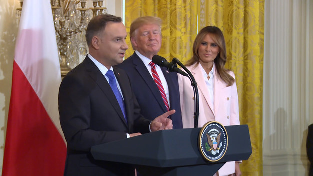 - Za dwa dni Ameryka będzie celebrować wspaniałą rocznicę - w ten sposób polski prezydent Andrzej Duda zapowiedział urodziny Donalda Trumpa. Po krótkich życzeniach nadszedł czas na odśpiewanie przez przedstawicieli polonii gromkiego "Sto lat".