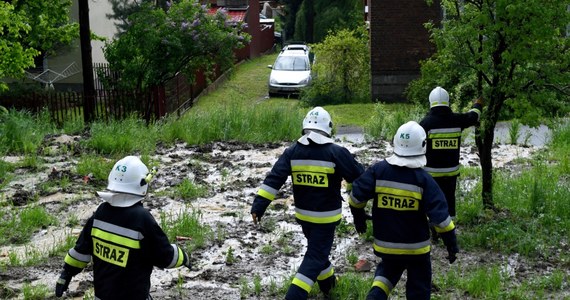 W Łobżenicy w Wielkopolsce piorun uderzył w dom wielorodzinny. Na dachu wybuchł pożar. Przed przyjazdem strażaków sześciu osobom - w tym dwójce dzieci -  udało się uciec. 