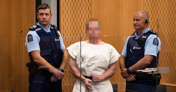 Brenton Tarrant, oskarżony o zamordowanie 51 osób 15 marca podczas ataków na dwa meczety w Christchurch w Nowej Zelandii, nie przyznał się do winy. W piątek do sądu wpłynął akt oskarżenia, w którym Tarrantowi postawiono 92 zarzuty, w tym morderstwo i terroryzm.