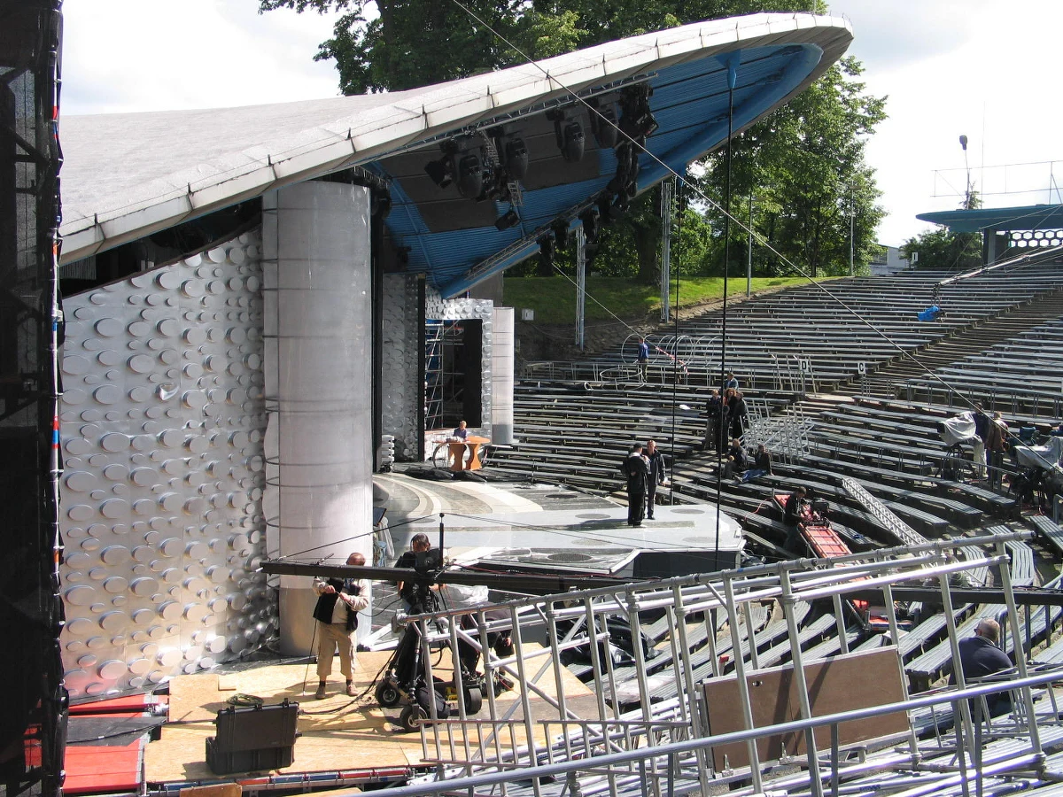 W amfiteatrze opolskim trwają ostatnie prace przy scenografii 56. Krajowego Festiwalu Polskiej Piosenki. Od dziś, przez cztery dni festiwalu, ponad stu artystów zaprezentuje 150 piosenek.