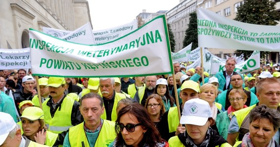 Pracownicy inspekcji weterynaryjnej blokują drogi i centra miast w 5 miejscach w Polsce - na Pomorzu, Dolnym Śląsku, Śląsku, Podlasiu i w Wielkopolsce.