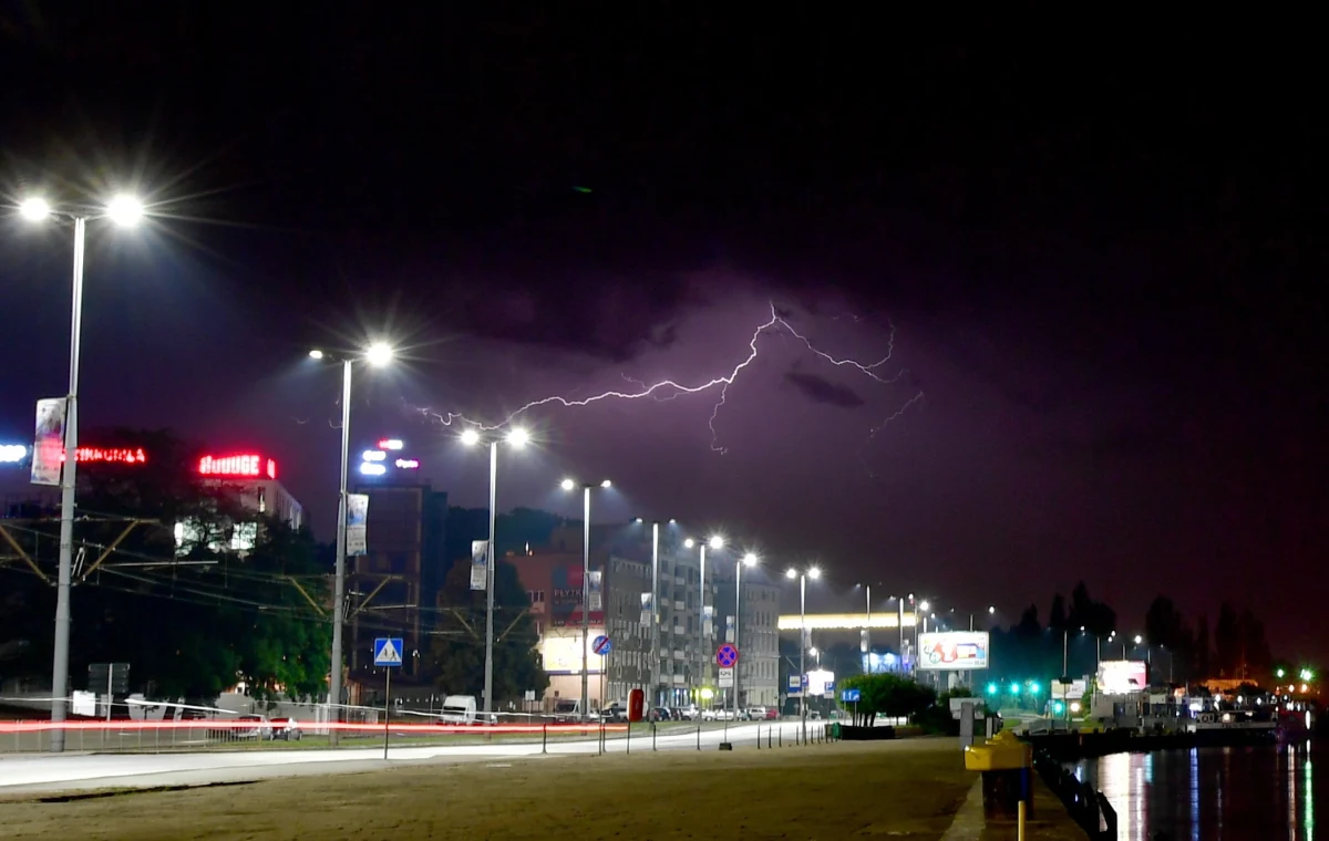 825 razy interweniowali od czwartku strażacy w związku z przejściem burzowego frontu przez dużą cześć Polski. Obfitym opadom deszczu towarzyszy bardzo silny wiatr.