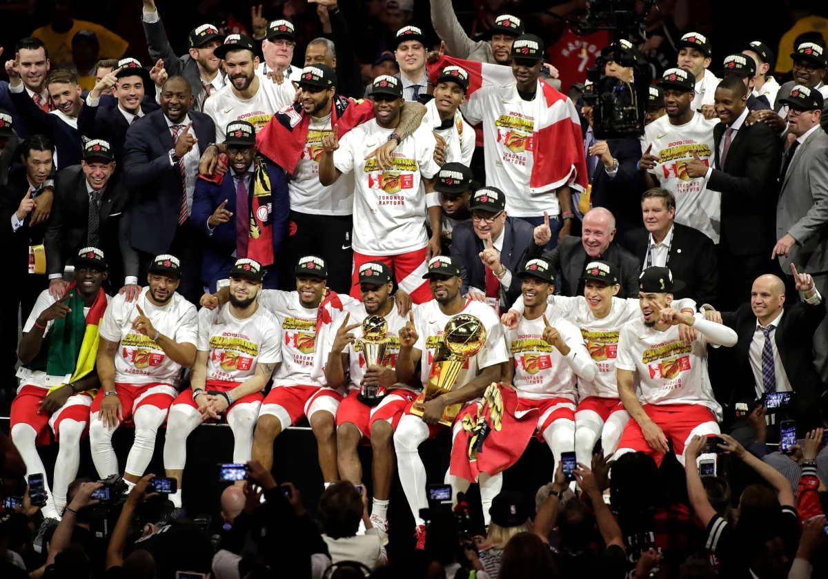 Po raz pierwszy w historii koszykarze Toronto Raptors zdobyli mistrzostwo ligi NBA. W czwartek pokonali na wyjeździe broniących tytułu Golden State Warriors 114:110 i wygrali finałową rywalizację play off 4-2.