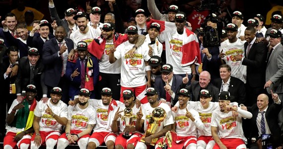 Po raz pierwszy w historii koszykarze Toronto Raptors zdobyli mistrzostwo ligi NBA. W czwartek pokonali na wyjeździe broniących tytułu Golden State Warriors 114:110 i wygrali finałową rywalizację play off 4-2.