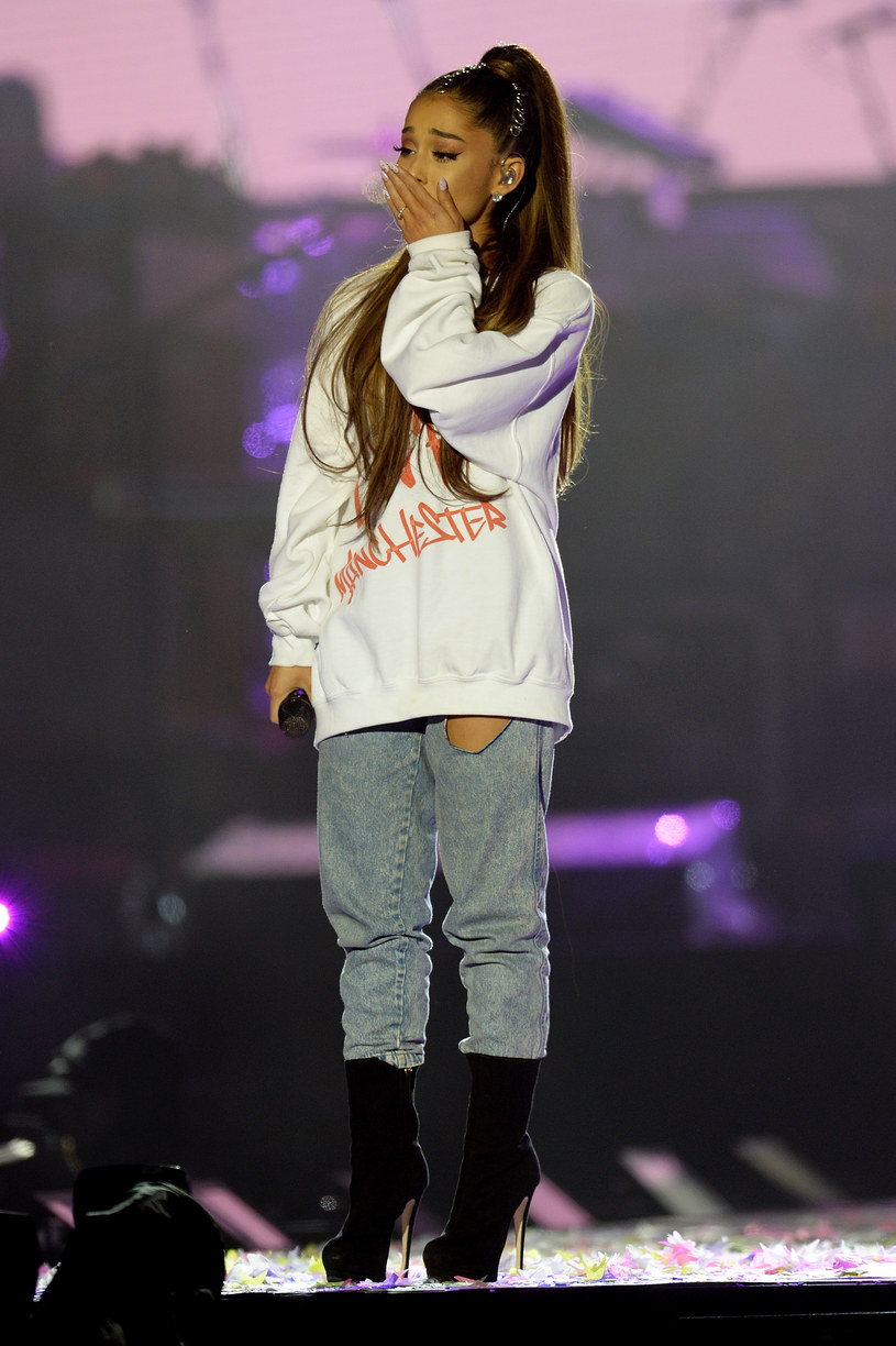 Ariana Grande dała niedawno koncert w rodzinnym mieście swojego byłego, zmarłego już, chłopaka Maca Millera. Podczas występu w poświęconej raperowi piosence, wokalistka rozpłakała się. Zobacz nagranie z koncertu. 