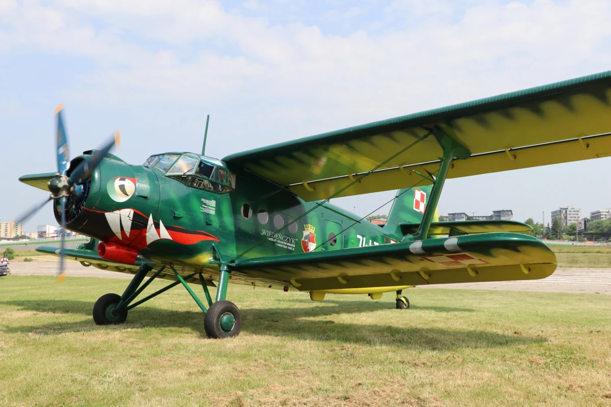 Historyczny samolot AN-2 zwany "Wiedeńczykiem", którym w kwietniu 1982 roku załoga polskich lotników podjęła udaną próbę ucieczki do Wiednia, wystartował z Krakowa w powtórny lot do stolicy Austrii. Na jego pokładzie znalazło się dwóch ówczesnych pilotów - uciekinierów.