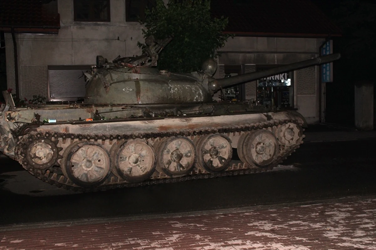 Zarzut prowadzenia pojazdu pod wpływem alkoholu usłyszał mężczyzna, który po Pajęcznie w Łódzkiem jeździł czołgiem. Poza odpowiedzialnością karną grozi mu także odpowiedzialność finansowa. 