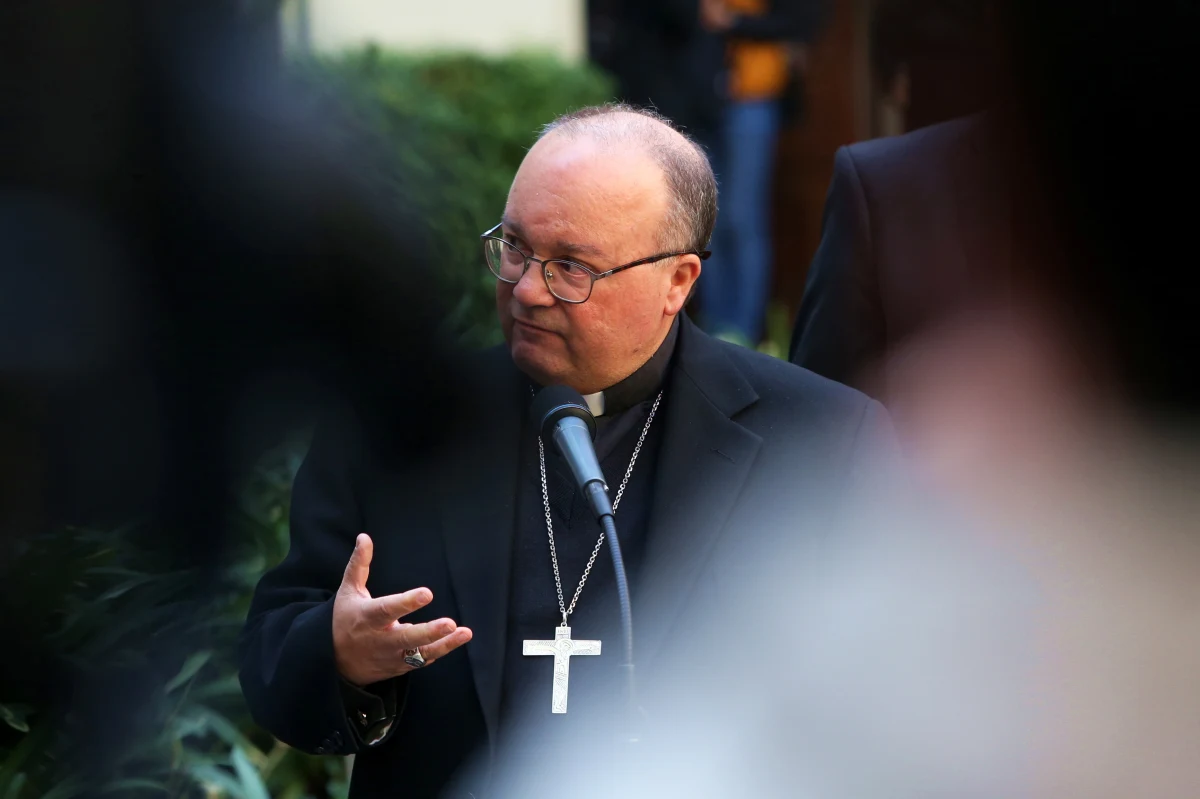 Nie zamierza doprowadzić do powtórki sytuacji z Chile, gdzie w związku ze skandalem pedofilskim w Kościele do dymisji podał się cały episkopat. "Jestem tu, by rozmawiać" - zadeklarował abp Charles Scicluna, metropolita Malty i drugi sekretarz Kongregacji Nauki Wiary, zajmujący się kwestią pedofilii w Kościele katolickim. Pytany, czy do Polski - gdzie dyskusja o problemie pedofilii w Kościele rozgorzała ostatnio ze zdwojoną siłą - skierował go "ze specjalną misją" papież Franciszek, abp Scicluna zaprzeczył. "Nie znam planów papieża co do Polski" - stwierdził. Ujawnił również, że obejrzał głośny film braci Sekielskich "Tylko nie mów nikomu" - i że zrobił on na nim ogromne wrażenie: smutne i przygnębiające.