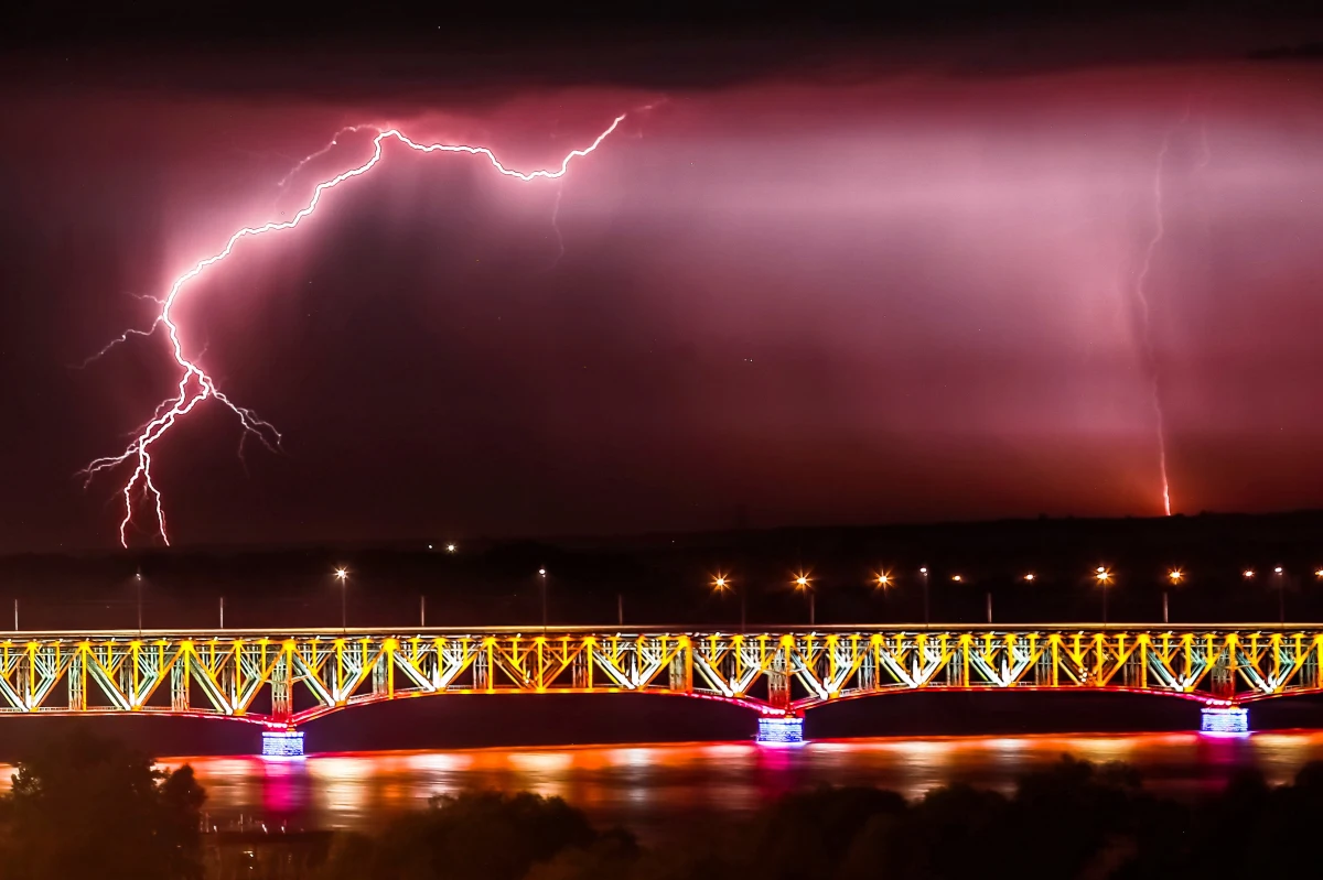 W nocy z piątku na sobotę spodziewane są burze na południowym wschodzie kraju. Instytut Meteorologii wydał w związku z tym ostrzeżenia dla Lubelskiego, Małopolski i Podkarpacia. Sobota w Polsce będzie upalna. Należy się także spodziewać gwałtownych burz. Ochłodzenie w kraju ma przyjść na początku tygodnia.
