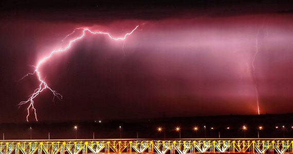 W nocy z piątku na sobotę spodziewane są burze na południowym wschodzie kraju. Instytut Meteorologii wydał w związku z tym ostrzeżenia dla Lubelskiego, Małopolski i Podkarpacia. Sobota w Polsce będzie upalna. Należy się także spodziewać gwałtownych burz. Ochłodzenie w kraju ma przyjść na początku tygodnia.