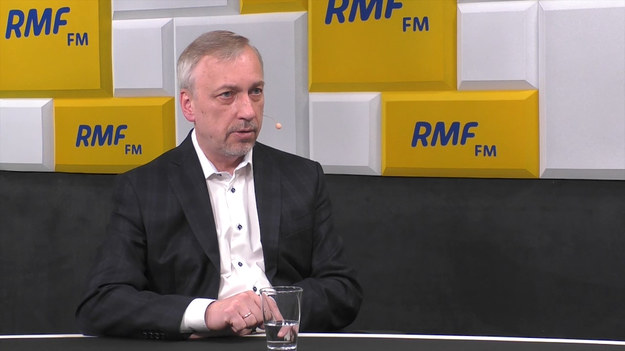 "W pewnym sensie tak jestem gotowy na polityczną emeryturę" - mówi gość Popołudniowej rozmowy w RMF FM eurodeputowany Platformy Obywatelskiej Bogdan Zdrojewski. Jak dodaje, polityki już parę razy miał serdecznie dość. Jedynka na liście PSL? "Nie dam się skusić żadnej formacji politycznej" zaznacza.

Zdaniem Bogdana Zdrojewskiego, nie było propozycji ze strony PSL kandydowania. Były rozmowy o tym, żeby pomagać ludowcom - tłumaczy. Gość Marcina Zaborskiego, podkreśla, że nie będzie startował w wyborach z żadnej listy. Mam ku temu powody. Dla mnie ważna jest wierność wyborcom - mówi.

Napisałem list do władz partii o pomyśle na kampanię wyborczą. Sądzę że ten mój list wylądował w koszu - zaznacza Bogdan Zdrojewski

Jak dodaje: tam gdzie wszyscy myślą podobnie, nikt nie myśli zbyt wiele.

Rozumiem trudności Grzegorza Schetyny i złożoność sytuacji. Nie wszystkie grzechy są przez niego zawinione - podkreśla gość Marcina Zaborskiego.

Na pytanie: Czy dzisiaj należy schować waszego lidera do drugiego rzędu, eurodeputowany PO odpowiada: za późno.

Co się dzieje z Donaldem Tuskiem? Jest zajęty m.in. brexitem - mówi w internetowej części Popołudniowej rozmowy w RMF FM Bogdan Zdrojewski. Jak dodaje: przez brexit znaleźliśmy się w kryzysie.

Rzadko się spotykamy ( z Donaldem Tuskiem - przyp. red)  - zaznacza.

W tej sytuacji w której jesteśmy teraz, jest mu znacznie trudniej. Jestem przekonany że swoją funkcję w Brukseli będzie wypełniał do ostatniego dnia - podkreśla eurodeputowany PO.