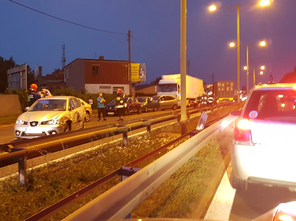 Potężny karambol na krajowej "jedynce" w Częstochowie: tir jechał trasą pod prąd, rozbijając po drodze inne auta. Jak dowiedzieli się dziennikarze RMF FM, kierowca tira mógł być pod wpływem narkotyków. Najświeższe doniesienia mówią o tylko jednej osobie, która w wyniku wypadku zabrana została do szpitala. Strażacy natomiast wstępnie informują o 4 rozbitych tirach i co najmniej 10 uszkodzonych autach osobowych.